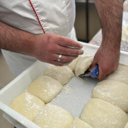 préparation de la boule à pizza, lors de la formation pizzaiolo