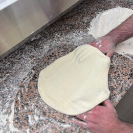 préparation de la pâte à pizza, autre geste
