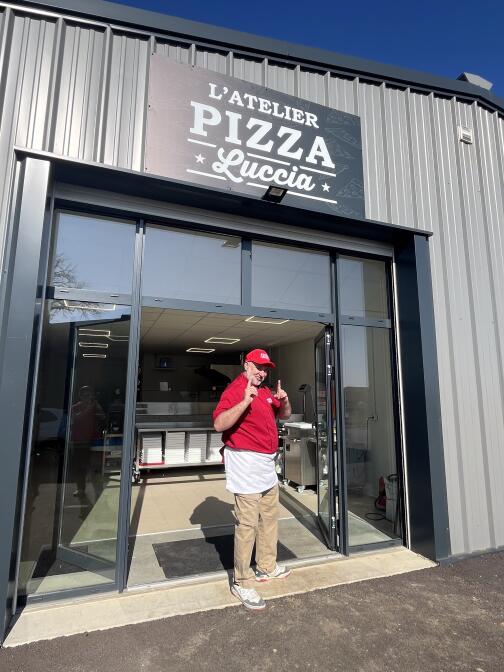 Fabien Saint Aubin, gérant de Pizza Luccia devant son atelier au Bosgouet dans le Roumois