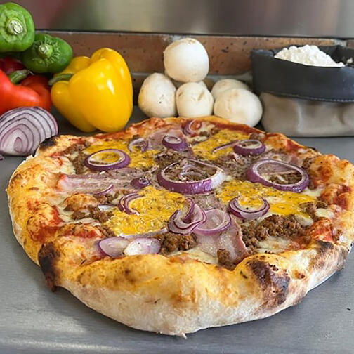 pizza burger par Pizza Luccia, disponible aux distributeurs de Maison Brûlée, Bourg Achard, Grand Bourgtheroulde